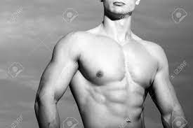 Atractivo Torso Desnudo Con Los Músculos Inflados De Hombre Joven Contra El  Cielo Nublado, Foto En Blanco Y Negro, Horizontal Fotos, retratos, imágenes  y fotografía de archivo libres de derecho. Image 53053035