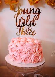 Tarta de vainilla y frambuesa decorada con topper personalizado – Frosting  Barcelona