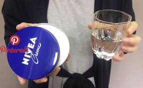 必見 ニベアに 混ぜるだけで 顔のシミがスッキリ 平子理沙が愛用リピートしてる 世界特許の白い粉 が凄すぎる その他 pinterest beauty makeup and health ニベア 顔のシミ ニベア 青缶