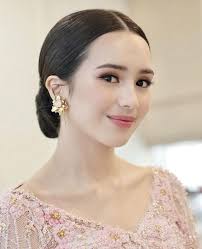 Pin oleh Reyna Maya di makeup engagement di 2025