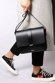 minimalist crossbody bag vegetable tanned leather design in paris made in italy taschen handtaschen leder