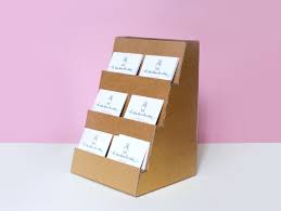 Un Presentoir En Carton Pour Disposer Des Cartes De Visite Diy Porte Cartes Porte Carte De Visite Porte Carte Presentoirs En Carton