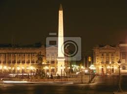 Avec l'obélisque au centre et le palais bourbon au fond. Place De La Concorde De Nuit Peintures Murales Tableaux Madeleine Concord Crime Myloview Fr