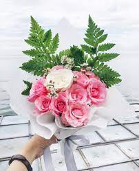 Jika kamu ingin membuat pacar mu senang, berikan bunga sebagai sebuah kejutan. 9 Kreasi Dan Tips Memilih Hand Bouquet Terindah Untuk Pacar