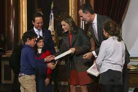 Veja imagens de alta qualidade seguindo a etiqueta '#fernando medina filhos'. Felipe Vi Agraciado Com Chave Da Cidade De Lisboa Por Fernando Medina Movenoticias