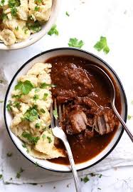 Rindsgulasch Mit Samigem Gulaschsaft Taste Of Travel Rezept Rindsgulasch Rezepte Nockerl Rezept