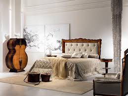 Una trapunta matrimoniale invernale o un piumone singolo caleffi ti regalano un sonno più piacevole e riposante grazie alla calda morbidezza del loro tessuto e alle ricercate fantasie che aggiungono un tocco di stile al tuo letto invernale. Letto Con Imbottitura Capitonne Classico In Legno Idfdesign