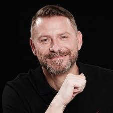 Lisette Ellis's Instagram, Twitter & Facebook