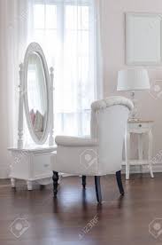 Stühle (31) tische (9) versand. Weiss Schminktisch Mit Klassischen Stuhl Aand Eleganz Spiegel In Luxus Schlafzimmer Design Lizenzfreie Fotos Bilder Und Stock Fotografie Image 57411052