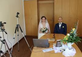 Im april erwacht die natur zu neuem leben und alles beginnt zu grünen und zu blühen. Hochzeit Im Schatten Von Corona Heiraten Mit Live Stream Regionalheute De