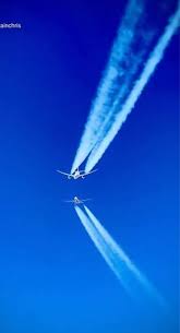 শুভ দুপুর..আকাশে প্রায়ই আমরা দেখতে পাই এক প্রকার সাদা রেখা যা আমাদের অবাক  করে, দীর্ঘক্ষণ ধরে তাকিয়ে দেখি। এর নাম হোলো কনট্রেলস বা Contrails ...