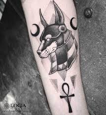 Los tatuajes en el mundo egipcio datan de hace miles de años, cuando la civilización egipcioa gozaba de su máximo esplendor, se han encontrado. Has Pensado En Tatuarte Un Dios Egipcio Tatuajes Logia Barcelona