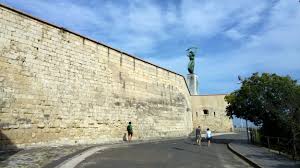 La famosa cittadella di budapest altro non è che una fortezza, costruita sul lato sud del monte gellért dagli asburgo tra il 1850 e il 1854. Citadella At Gellert Hill Budapest Visions Of Travel