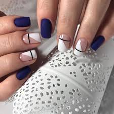 El azul marino está asociado con la elegancia y la. De Que Color Me Pinto Las Unas Con Vestido Azul Decorados Para Unas