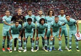 يلعب في الدوري الإنجليزي الممتاز لكرة القدم ويُعد أحد الأندية الأربعة الكبار في إنجلترا. Ù†Ø§Ø¯ÙŠ Ø¢Ø±Ø³Ù†Ø§Ù„