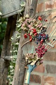 Rostiger Rechen Wird Herbstdeko Rostiger Rechen Wird Herbstdeko Karin Urban Naturalstyle The Post Rostiger Rec Fall Flowers Garden Autumn Garden Fall Decor