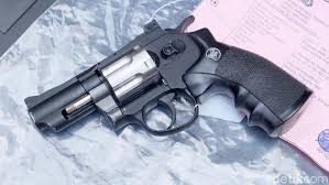 Check spelling or type a new query. Polisi Selidiki Penemuan Sepucuk Senpi Dan 31 Peluru Di Cipayung Jaktim