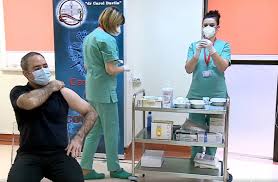 Sorin cîmpeanu, victorie în fața lui vlad voiculescu: Sorin Cimpeanu S A Prezentat La Vaccinare Cu O CÄƒmaÈ™Äƒ SpecialÄƒ Cu Buzunar Pe UmÄƒr Pentru A Nu Se DezbrÄƒca