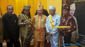 Raja noor jan shah raja tuah shah (dalam suasana kuning merelip kau jahh) dan isterinya zaidatul mardiah yussuf bergambar dengan 'datuk' yang diberi mereka. Rani Kulup Dapat Gelaran Datuk Paduka Dari Sultan Melaka Mynewshub