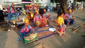 Musik panting adalah kesenian musik asli dari suku banjar di kalimantan selatan. Makin Dikenal Di Kalsel Begini Perkembangan Musik Panting Yang Kini Ditampilkan Layaknya Pengamen Banjarmasin Post
