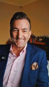 How to tie a Pratt Knot (or Shelby Knot). #howtotieatie #prattknot  #shelbyknot #windsorknot