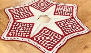 I had seen several patterns on pinterest but wasn't too excited about a lot of them. Free Pattern Add Handmade Charm To Your Christmas Decor With This Pretty Granny Christmas Tree Skirt Pattern Knit And Crochet Daily
