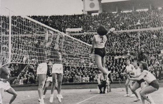 El primer Campeonato Mundial de voleibol femenil se efectuó en Moscú entre el 17 y el 29 de agosto de 1952. Ocho países participaron en el mismo (Bulgaria, Checoslovaquia, Francia, Hungría, India,