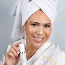 Happy small business Sunday 😁 I am the owner and Esthetician of Fern &  Cedar Skincare I specialize in facials and waxing services ✨ I treat a  variety of skin concerns and