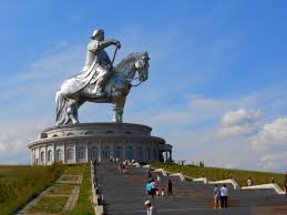 Une autre statue en construction. La Plus Grande Statue Equestre Du Monde Genghis Khan Statues Statue Equestre Equestre