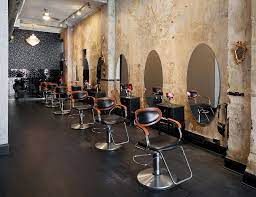 Un Salon De Coiffure Au Style Glam Rock Frenchy Fancy Design Interieur Salon Decoration Salon De Beaute Salon De Coiffure
