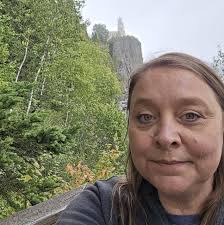 What are good vegetarian options for lunch near Deere HQ or John Deere Road  in Moline?