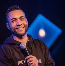 Anna Dow's Instagram, Twitter & Facebook