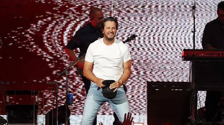 Luke Bryan Dance Move Goes Viral, Earns 'Yoinkity Sploink' Nickname From  Fans - Backstage Country