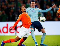 Download nu gratis een voetbal kleurplaat, print hem uit en laat de kinderen lekker kleuren! Virgil Van Dijk Trots Dat Ze Zich Aan Mij Optrekken Nederlands Voetbal Ad Nl