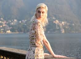 Debicki was born in paris, to a polish father and an australian mother of irish descent, who were both dancers. From Gatsby To Gold Elizabeth Debicki S Best Roles Heyuguys