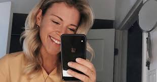 Catherine Peach d'OD Grèce quitte la vie d'influenceure pour reprendre son  métier d'infirmière