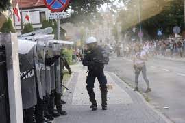 Pod komisariatem policji w lubinie zbierają się ludzie, rzucają w stronę komisariatu i policjantów kamieniami i butelkami. 3fulvzdwitdklm