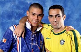 Meu sonho era ter uma camisa padrão oficial do meu time. Ronaldo Trajando O Uniforme Da Selecao Francesa E O Frances Youri Djorkaeff Com A C Selecao Brasileira De Futebol Camisa Selecao Brasileira Ronaldo Fenomeno