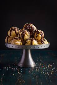 Profiteroles A La Creme Et Sauce Chocolat Au Grand Marnier Profiteroles Recette Profiteroles Chocolat