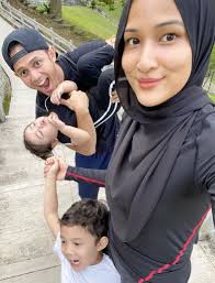 Lari Alisa, mommy awak nak bertukar hijau dah tu haha.. ”