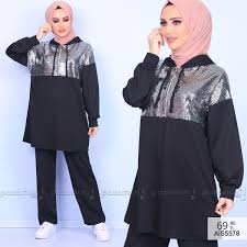 Onden Yarim Fermuar Detayi Bulunan Tunik Salas Kesim Stiline Sahiptir Ip Kapusonlu Modelden Olusan Tunik Onunde Bulunan Pul Detayi Il Moda Stilleri Moda Tunik