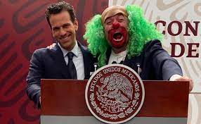 Brozo esperaba sentado frente al capitolio por un trabajo cuando. Ya Sabes Hermano Contigo Loret Expresa Apoyo A Brozo Tras Polemica Con Amlo