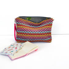 Este tono de rosa tan especial y llamativo aporta un toque atrevido a cualquier look, como un sinónimo de carácter y feminidad. Bolso De Mano Zig Zag Fucsia F22 El Piojito