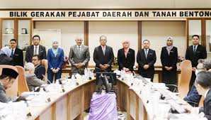 Bahagian pemerolehan dan pelupusan tanah. Menteri Besar Serah Surat Penempatan Pengarah Jkr Pahang Baharu Sesi Memperkenalkan Pegawai Pentadbiran Suk Pahang Yang Bertukar Pahang Media