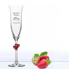 Sehr gern werden auch gravierte sektgläser oder edle geschenksets zur hochzeit mit wein oder. Sektglas Graviert Zur Hochzeit Geschenkplanet