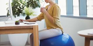 Woman Sitting On An Exercise Ball At Work Movimiento