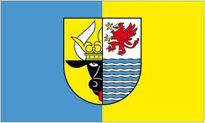 Sie ist in den farben ultramarinblau, weiß, gelb, weiß und zinnoberrot längs gestreift. Fahne Flagge Landkreis Mecklenburgische Seenplatte Mecklenburg Vorpommern Deutschland Fahnenwelt