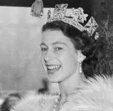 Queen elizabeth ii's birth name is elizabeth alexandra mary, after the names of her mother britain's queen elizabeth ii rides a horse side saddle and salutes during a trooping of the colour ceremony in. Elizabeth Ii Als Ihr Vater Starb Bewunderte Sie Einen Sonnenaufgang Welt