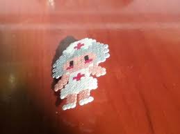 Broche Infirmiere En Mini Perles Hama Avec Images Perle Broche Perles A Repasser