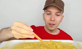 Lo Youtuber che ha ingannato tutti perdendo più di cento chili in un  "esperimento sociale"